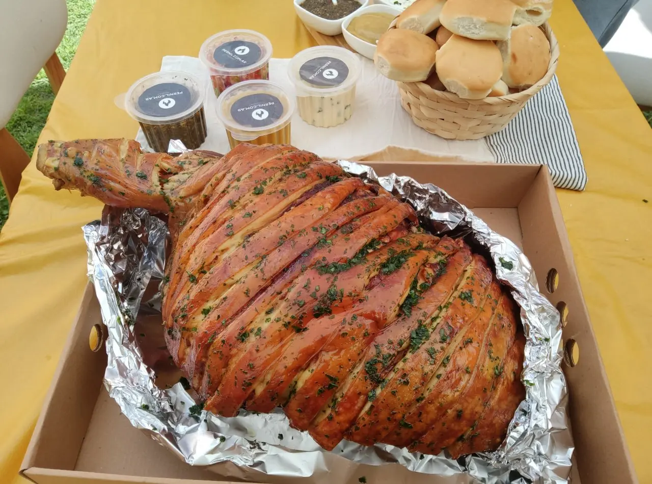Pernil servido en un evento